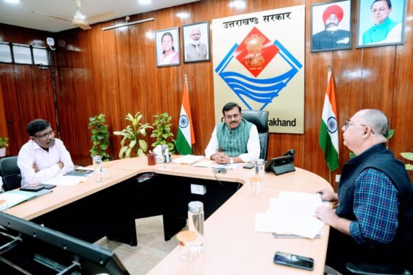 नैनीताल दूषित पेयजल प्रकरण पर मुख्य सचिव आनन्द बर्द्धन ने ली अधिकारियों के साथ बैठक