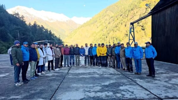 उत्तरकाशी में कालिंदी पास से 19 ट्रेकर्स-पोर्टर्स रेस्क्यू: सभी सुरक्षित , हेलिकॉप्टर से हर्षिल लाए गए