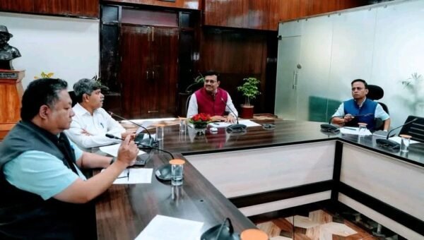 अतिक्रमण हटाने के बाद दोबारे कब्जे पर जिम्मेदारी तय, DM जिलास्तर पर करेंगे मॉनिटरिंग, मुख्य सचिव आनन्द बर्द्धन ने पार्किंग योजनाओं में तेजी के दिए निर्देश 