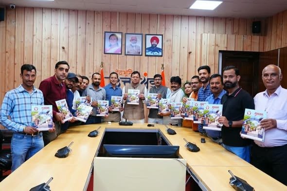 मुख्यमंत्री धामी ने उत्तराखण्ड प्रेस क्लब की स्मारिका ‘गुलदस्ता’ का किया विमोचन