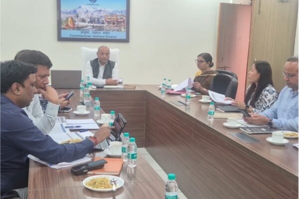 तय समय में सड़कें गड्ढामुक्त न होने पर गढ़वाल आयुक्त आनंद स्वरूप सख्त